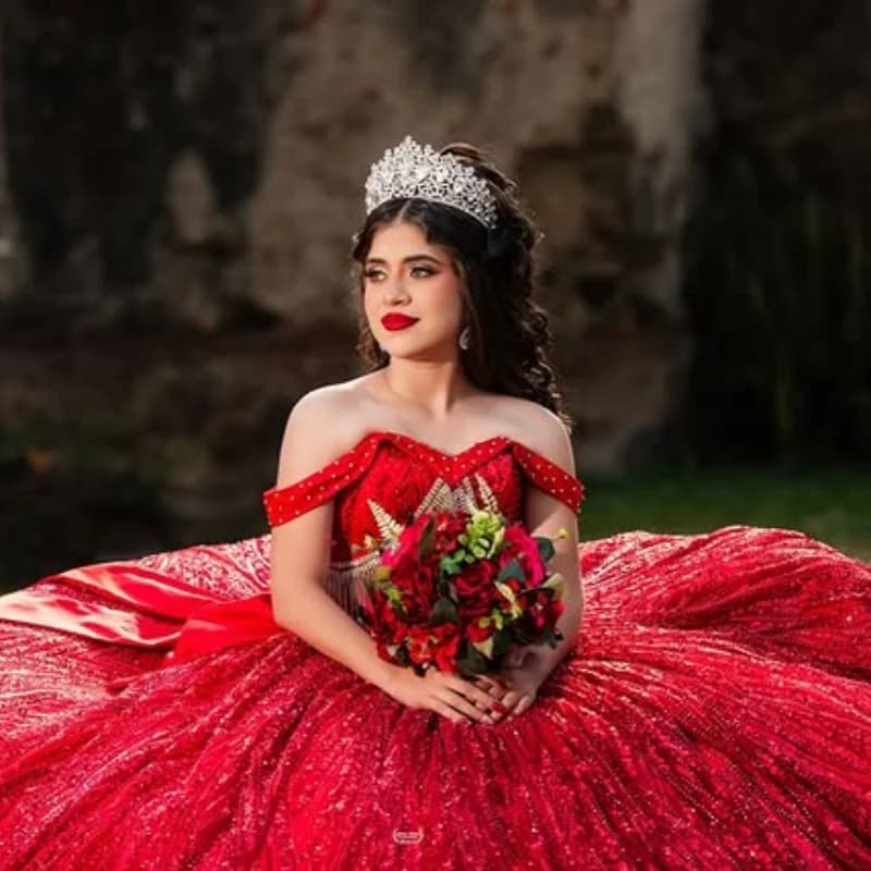 Abito Quinceanera rosso lucido personalizzato con spalle scoperte Perline applique in pizzo cristallo Coda lunga Fiocco abiti da 15 Quinceanera