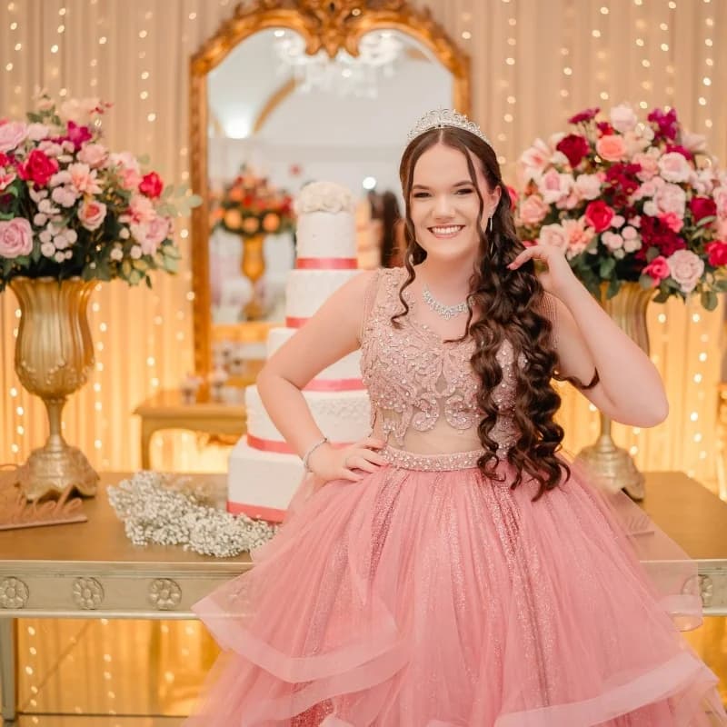Abiti Quinceanera rosa lucido personalizzati con spalle scoperte applique con paillettes Stratificazione di pizzo Coda lunga Vestido 15 Quinceanera