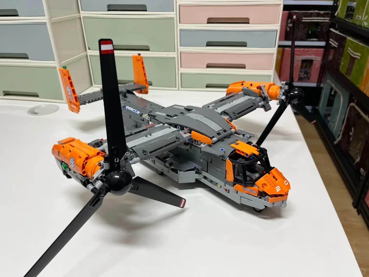Blocchi da Costruzione MOC 42113 MOD V-22 Elicottero Overseas, Modello Espositivo Rosso, Mattoncini Giocattolo, Regali Spaziali in Confezione con Motore o Batteria