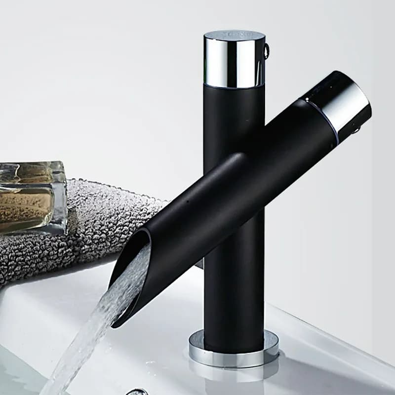 Rubinetto per acqua nero opaco creativo Rubinetto per lavabo in ottone montato su piano in acciaio inossidabile Miscelatore per lavabo Rubinetto per miscelatore caldo e freddo Rubinetti per acqua a flusso