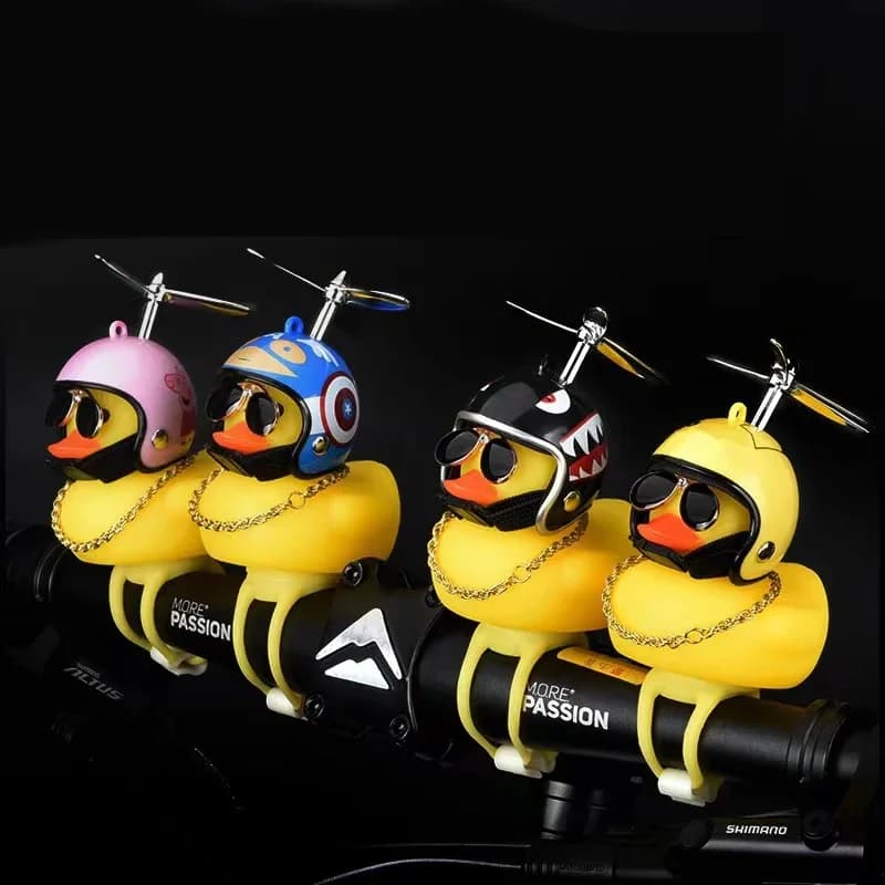 2023 Interno auto Vento rotto Piccola anatra gialla con vite ad aria per casco Simpatico anatra arrosto antivento Decorazione per ciclismo Ornamento
