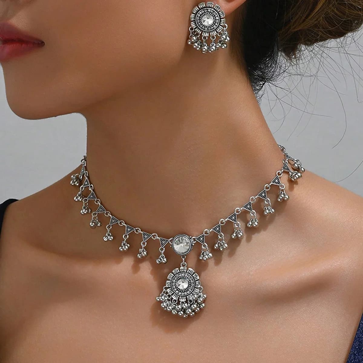 Set di gioielli in cristallo da 2 pezzi in stile etnico indiano di moda per le donne Set di gioielli con orecchini con collana girocollo in nappa con perline in metallo