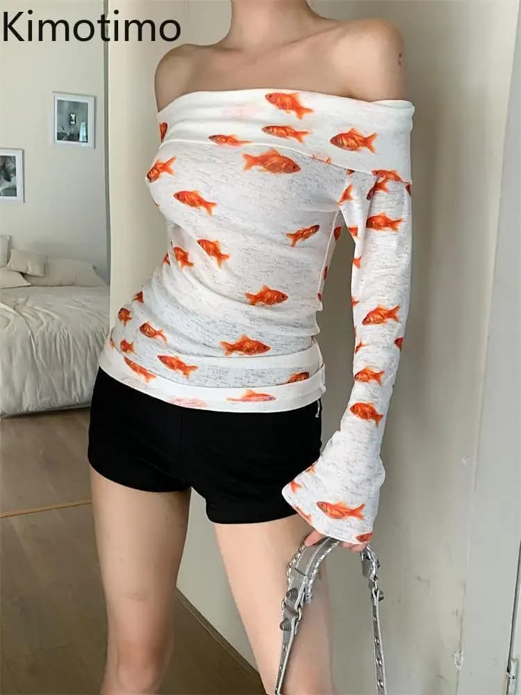 Kimotimo Bianco Slash Neck Goldfish Stampato T-shirt a maniche lunghe Donna Y2k Spalle scoperte Slim Fit Base Piccante Ragazze Top Streetwear