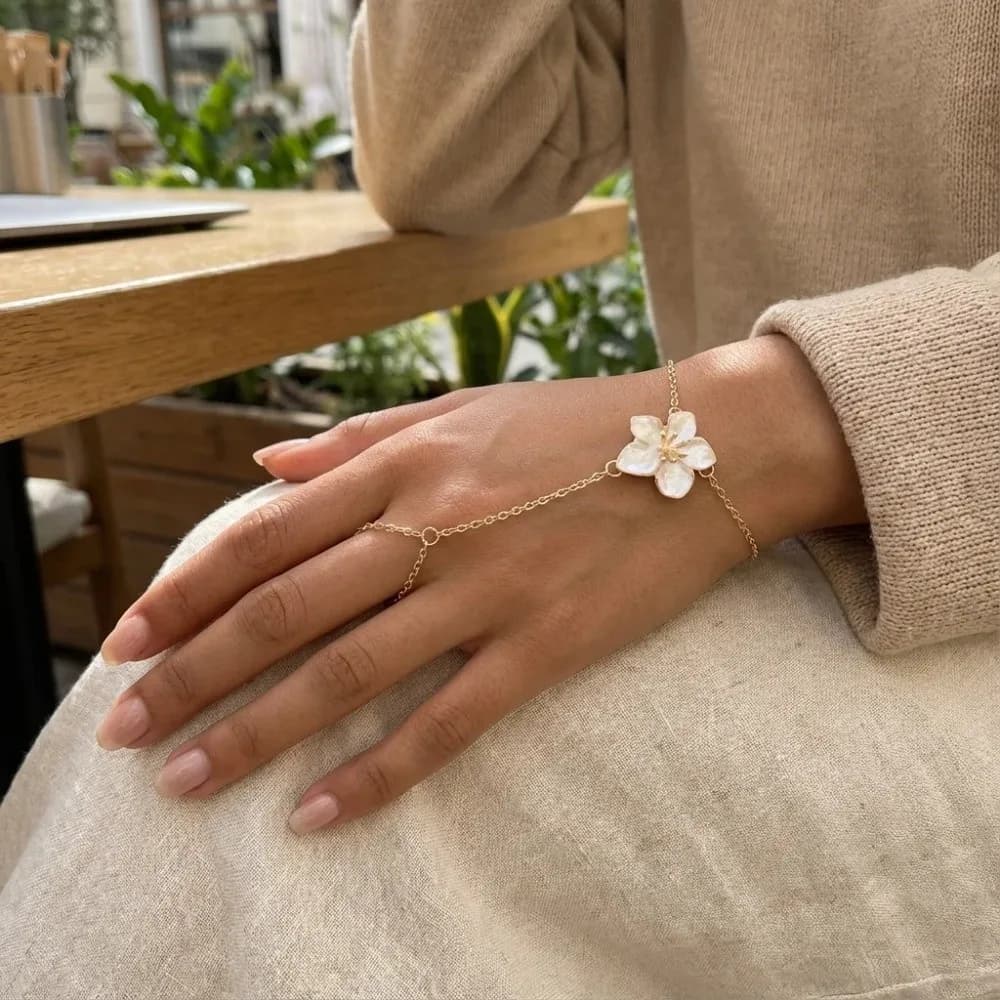 Trendy Elegant Flower Hand Chain Metal Texture Thin Chain Finger Ring Bracelet Dainty Finger Bracelet Women Jewelry Accessories