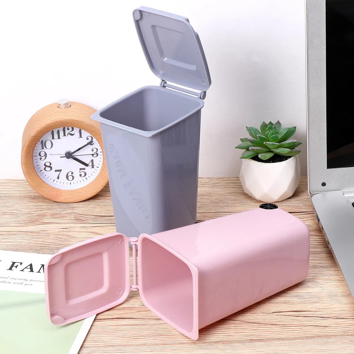 Set di 4 Mini Cestini per Rifiuti da Scrivania, Contenitori Compatti Salvaspazio, Organizzatori in Nero, Blu, Verde e Viola