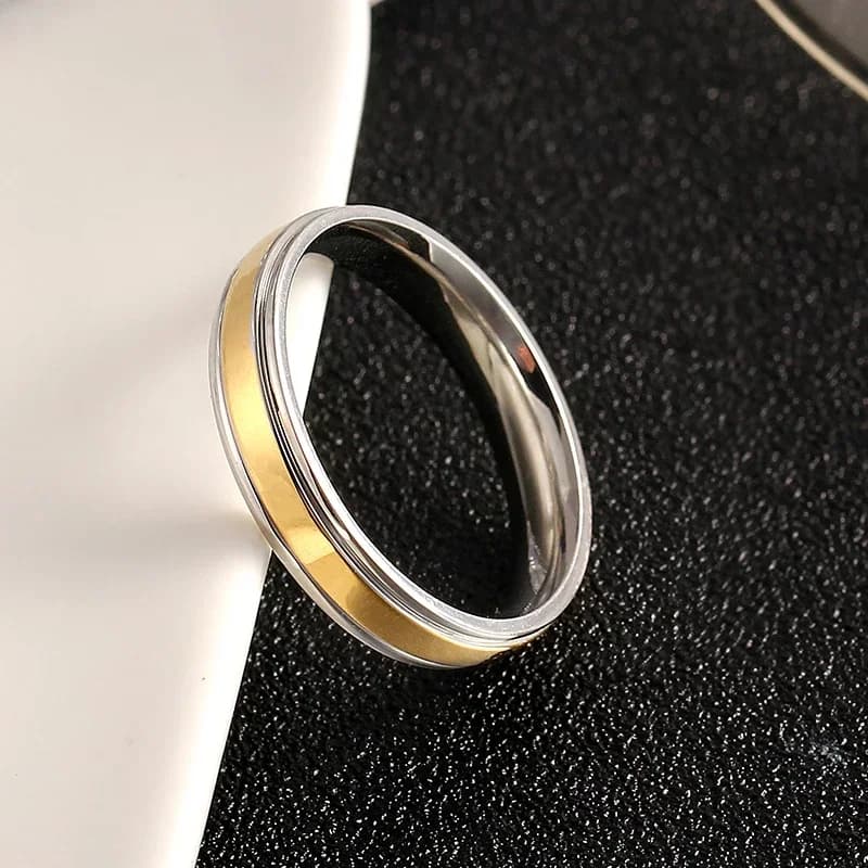 Anello in titanio da 4 mm Anelli lucidi color oro per uomo e donna Ciondoli in acciaio inossidabile 316L