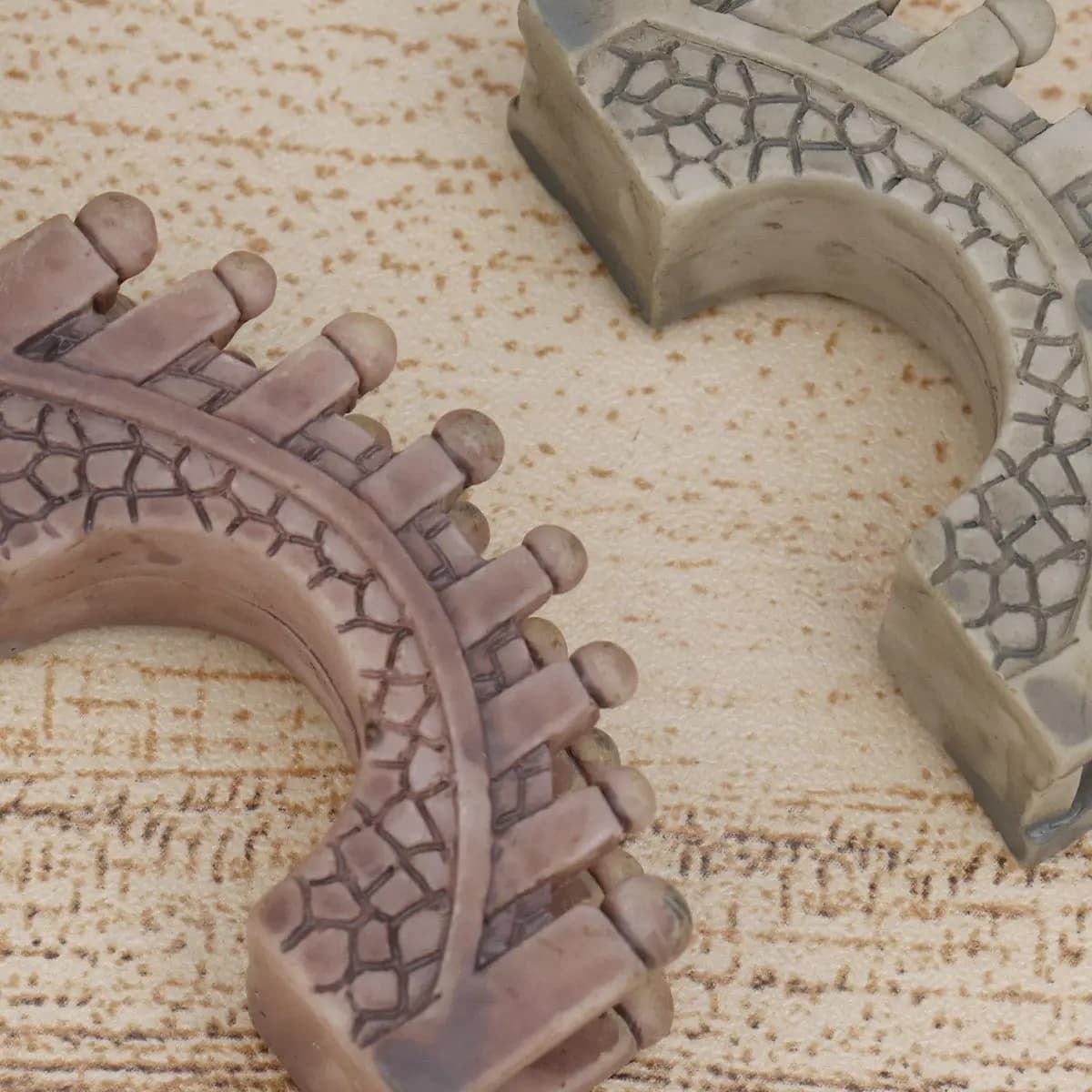 2Pcs Resin Mini Bridge Ornament Retro Style Grey Dark Red Miniature Garden Decor for Outdoor Indoor Fairy Garden Plant Pot