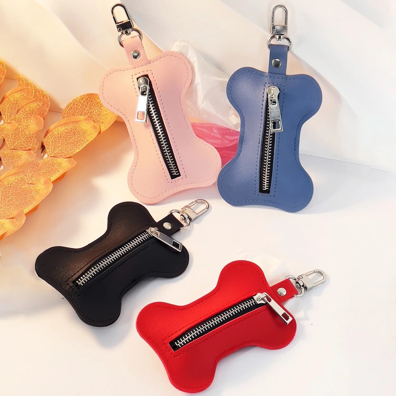 Dispenser per sacchetti per cacca in pelle premium: design a forma di osso con sacchetti di ricarica multicolori, clip per guinzaglio a mani libere per cani (a prova di odore