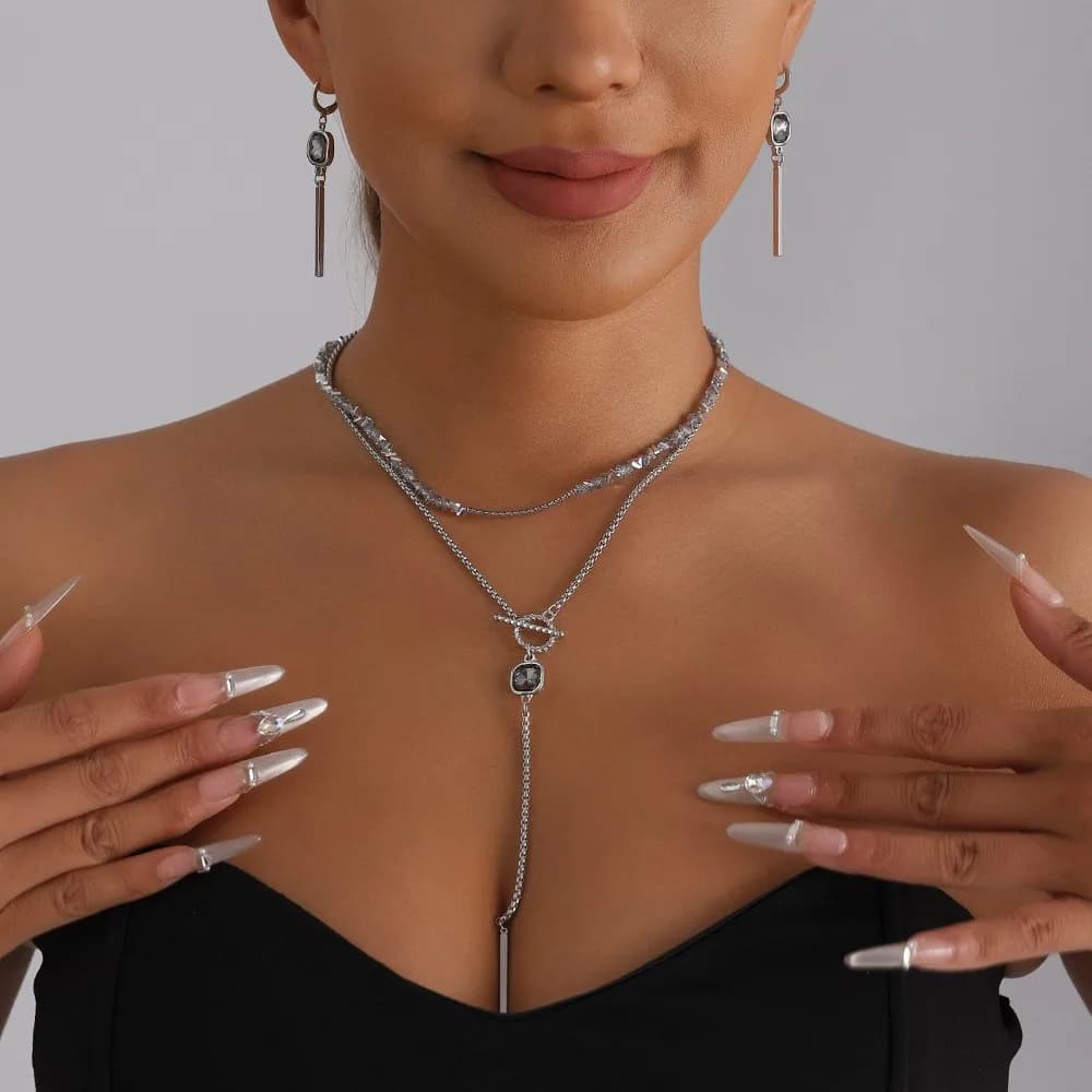 Set di Gioielli Trendy con Ciondolo Geometrico Quadrato in Zircone Nero, Collana a Doppio Strato con Chiusura OT, Orecchini e Bracciale per Donna