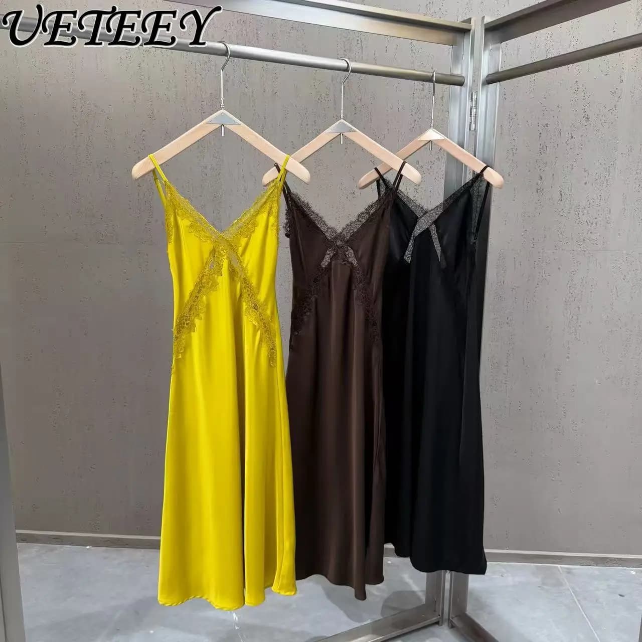 Long dress elegant spring/summer 2026 with lace, fluent, chic and effortless, sleeveless, slender effect