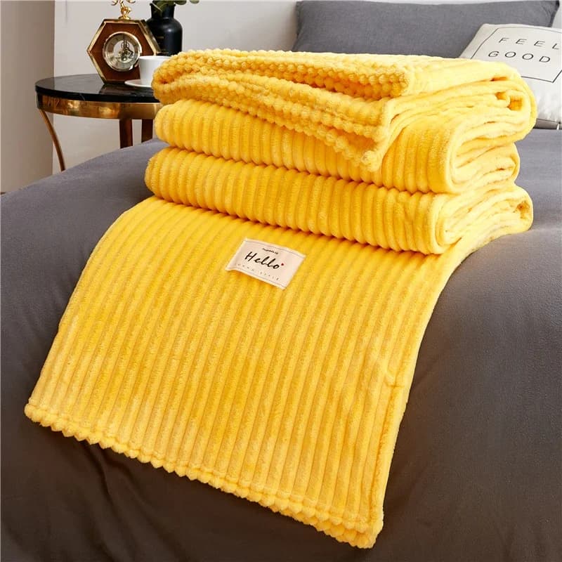 Coperta solida gialla a righe Flanella morbida Copriletto per adulti Copriletto soffice invernale con punto caldo per l'arredamento della camera da letto del divano