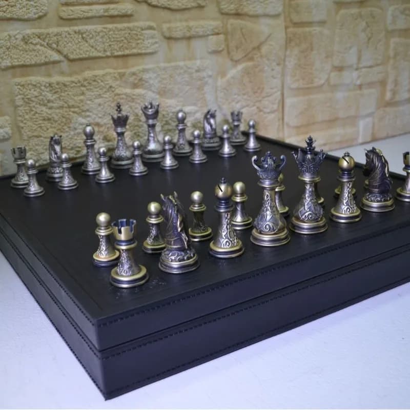 Set di Scacchi di Lusso con Scacchiera Integrata in Pelle e Scatola Portaoggetti, Pezzi in Lega Placcati Argento per un'Esperienza di Gioco Elegante