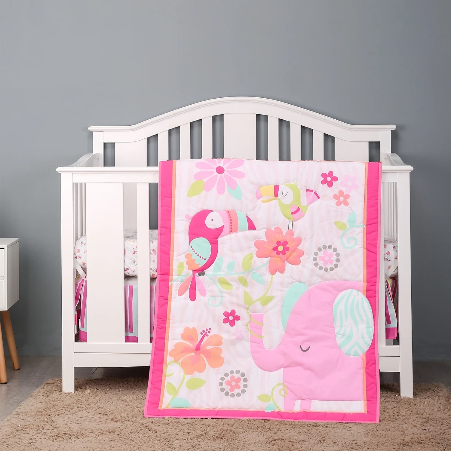 Set di biancheria da letto per bambini con culla a forma di elefante rosa Set di biancheria da letto per culla di dimensioni Standard Set di 3 pezzi di gonna per culla con lenzuolo con angoli trapuntato