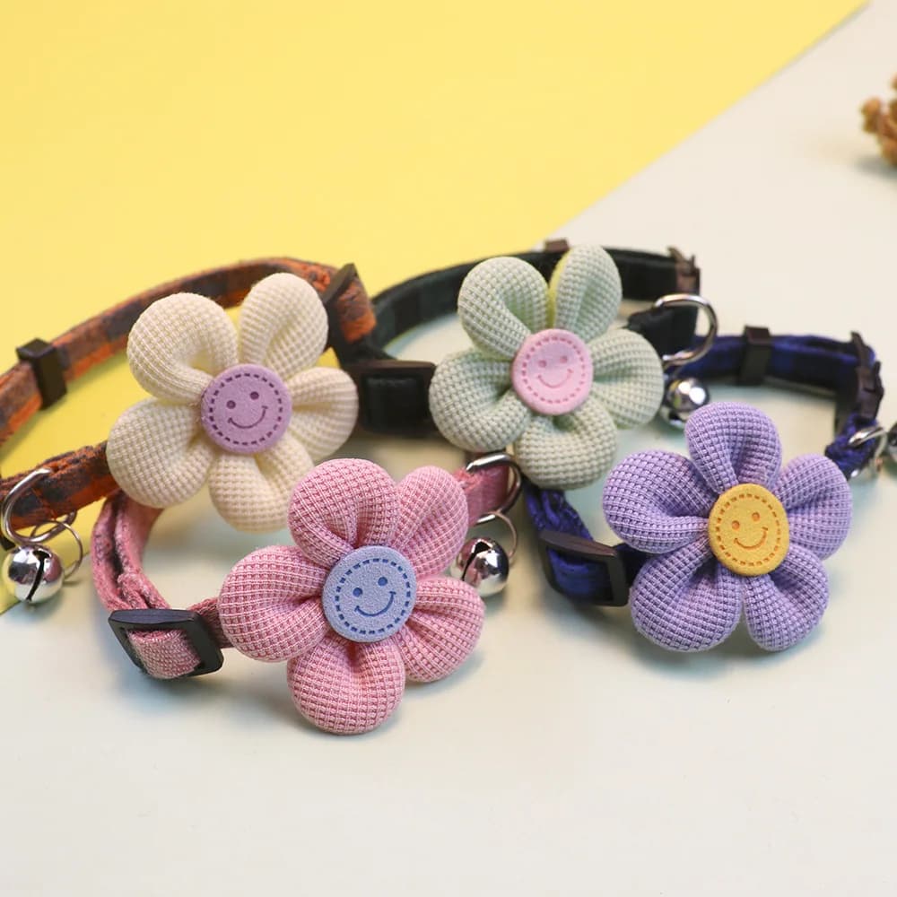 Collare per animali domestici con nuovo personaggio Collare per gatti con campana a forma di fiore carino Collare per cani con faccina