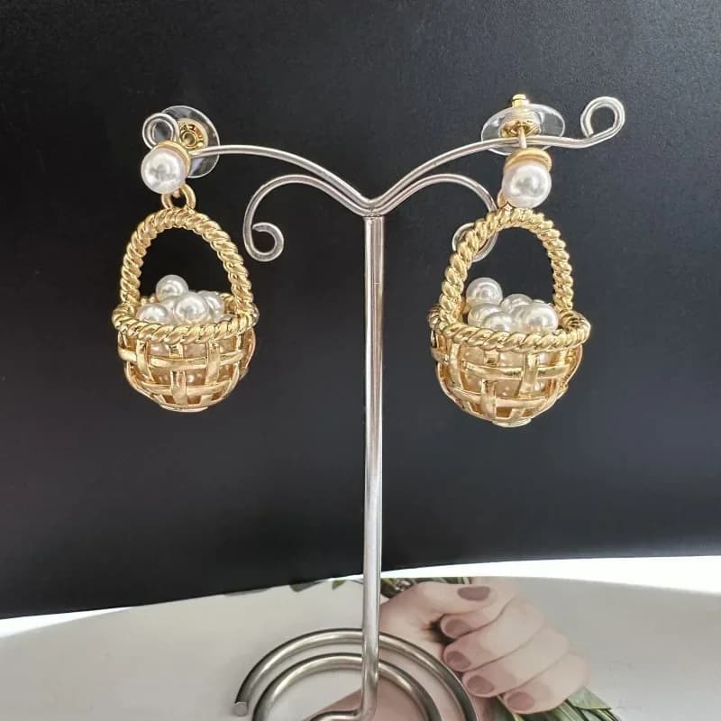 Orecchini a bottone a grappolo di perle con cesto di fiori pastorali alla moda per donne, design chic e giocoso
