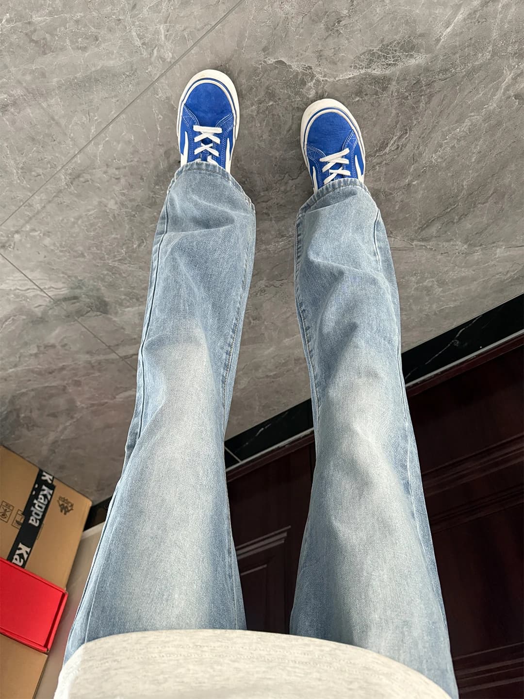 Straight blue straight leg jeans, American style High Street, OOTD, leg stretching effect, CleanFit fit, straight leg trousers