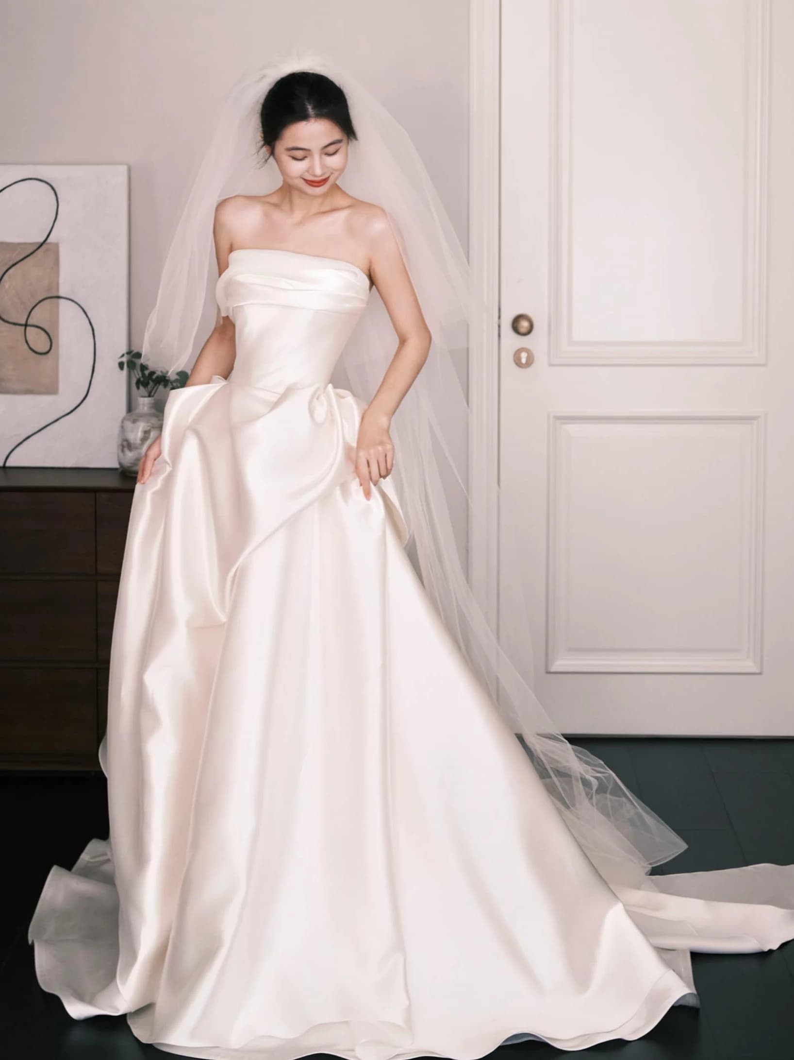 Abito da Sposa Elegante in Raso Leggero 2026 Nuovo Stile Abito da Sposa da Favola Sistema Forestale Bianco con Piccolo Strascico per Spose