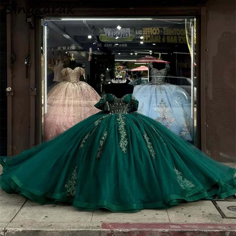 Abito da ballo verde smeraldo con spalle scoperte Abiti Quinceanera Perline Applicazioni di pizzo Cristalli Festa di compleanno Fiori Abito dolce 16