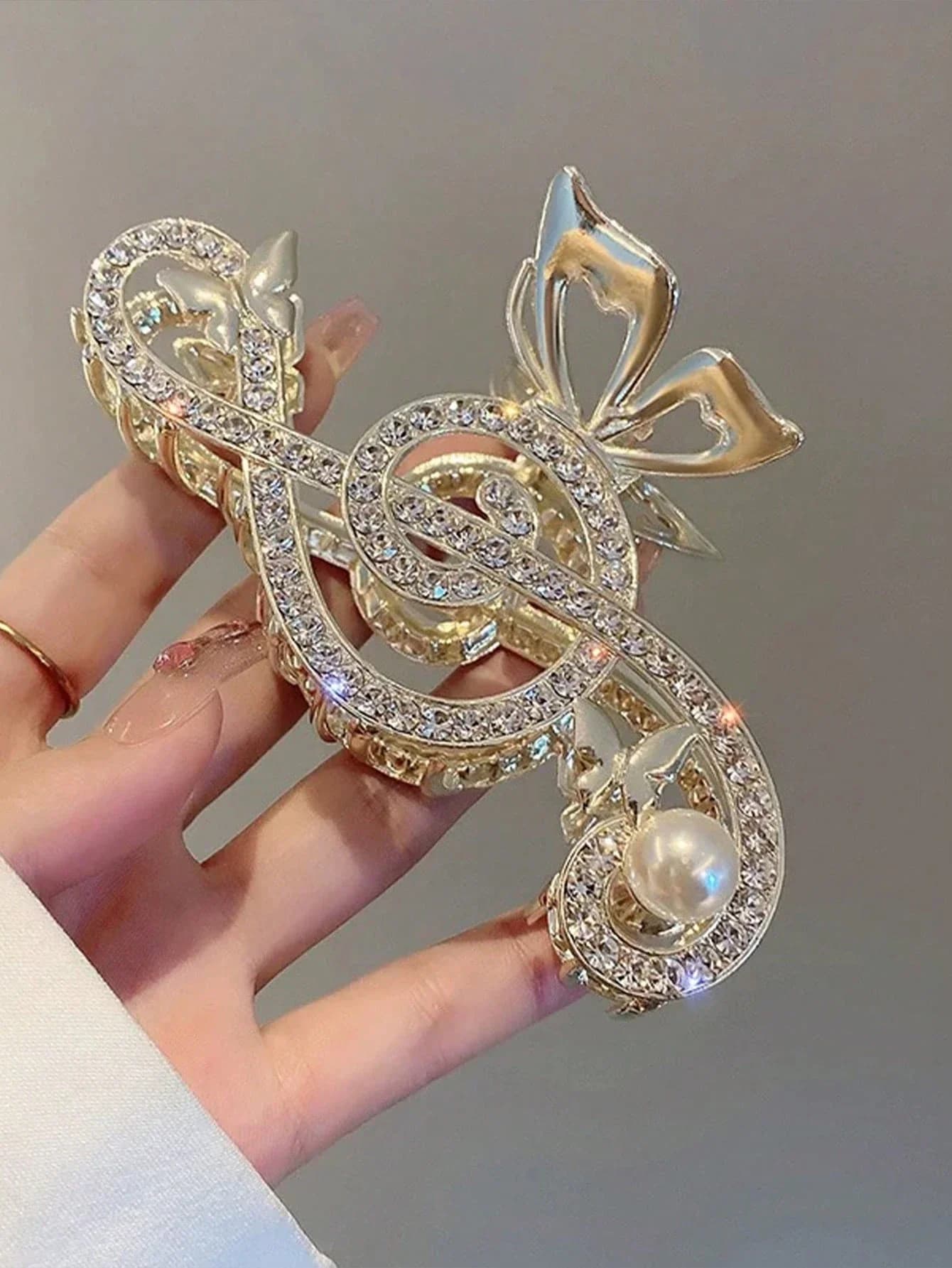 Fermaglio per capelli a forma di chiave di violino color oro scintillante con perle e strass per donna