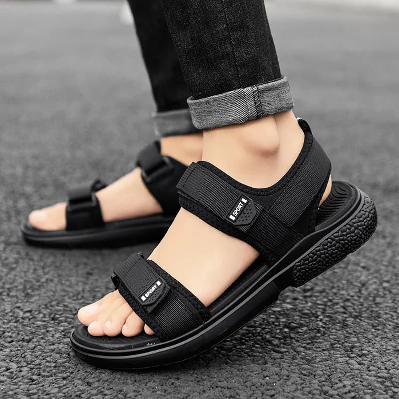 A pair of unslip men's sandals for the summer New men's working beach shoes with simple and breathable white soles resistant to wear