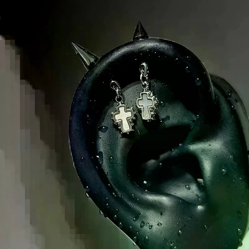 Orecchino a croce a punta color argento per donna, piercing gotico per cartilagine, accessorio per orecchio