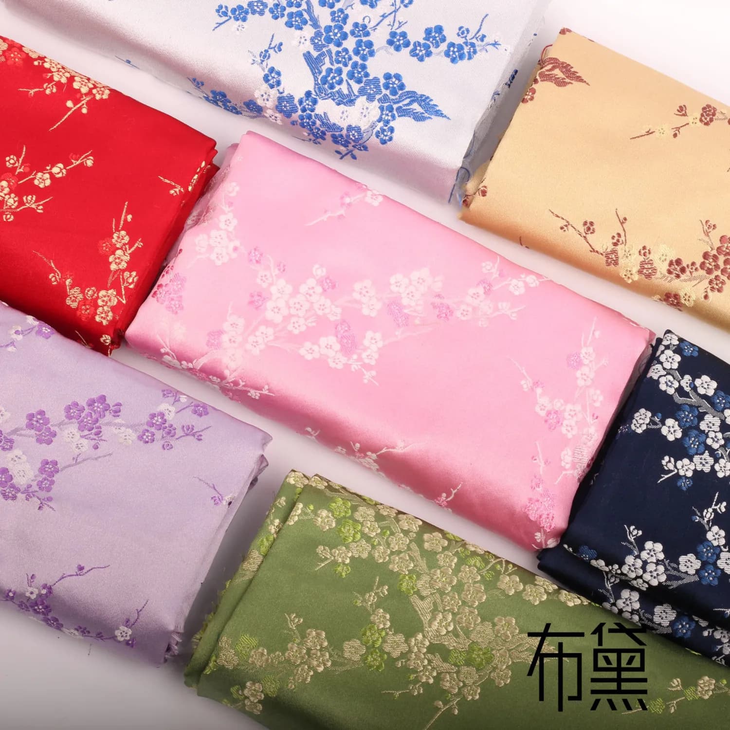Tessuto broccato Jacquard al metro per abito Cheongsam Hanfu abbigliamento cucito fai da te motivo a fiori di prugna panno morbido in stile cinese