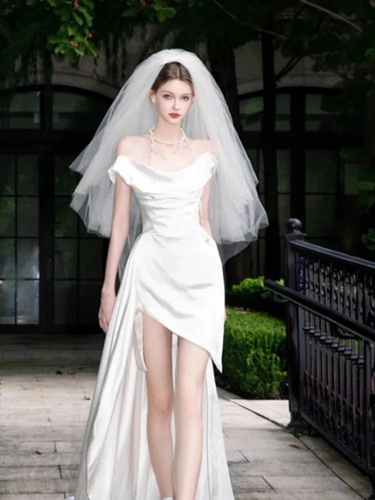 Elegante Abito da Sposa Monospalla in Raso, Vestaglia da Sposa, Abito da Cerimonia per Damigelle, Abito da Donna per Scenografie Esterne sul Prato