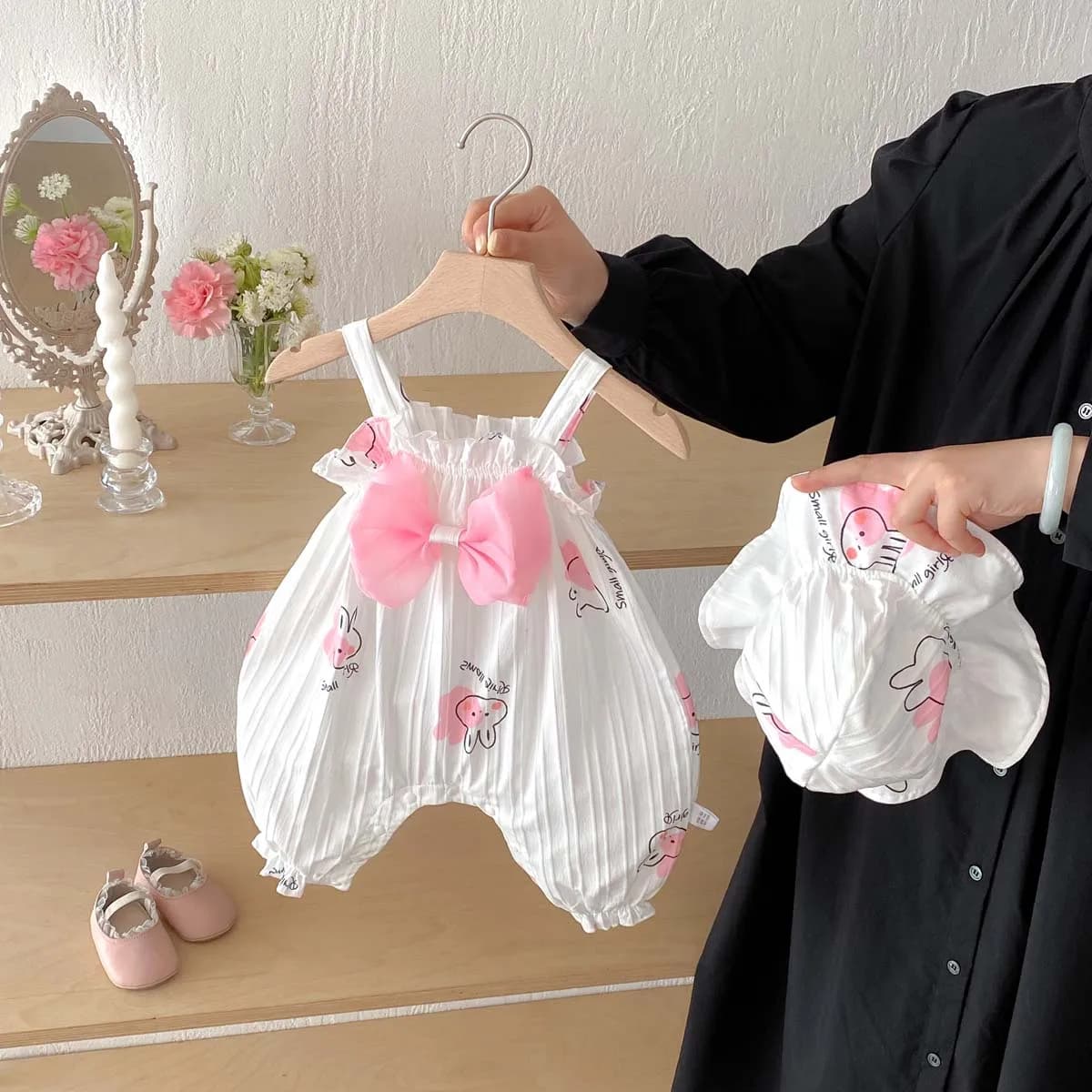 Tuta estiva da bambina con fiocco dolce e simpatico coniglio, cappello da consegna con tuta sottile con fionda per bambini, molto adatto per l'abbigliamento da viaggio
