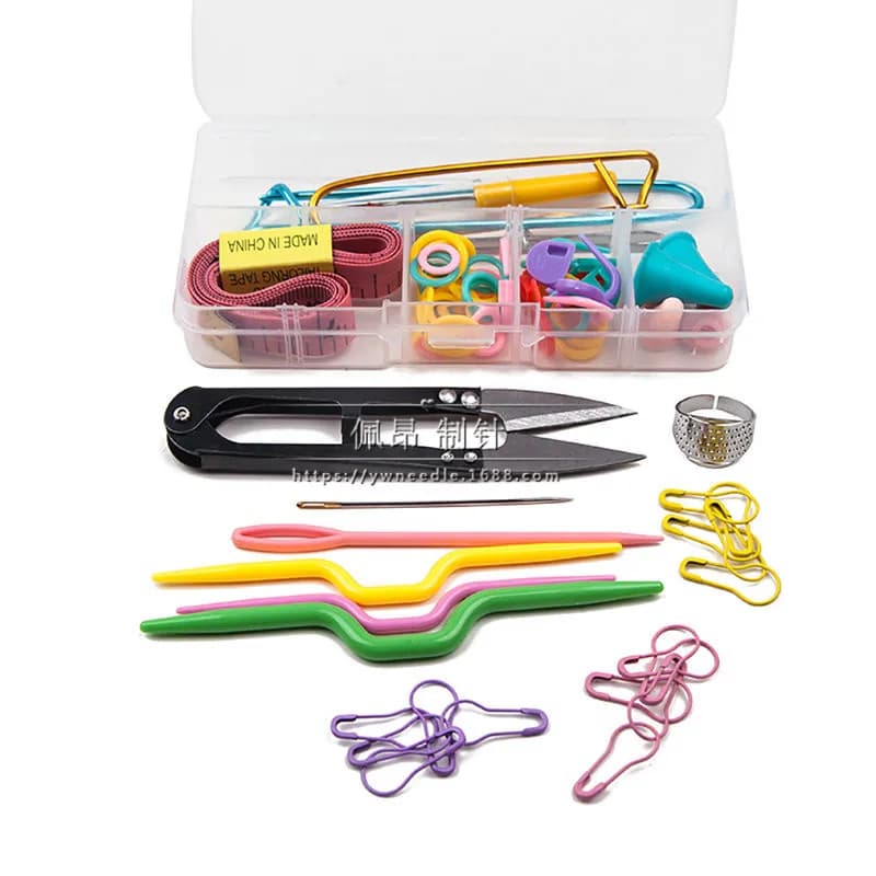 Un set di attrezzi per maglieria fai-da-te da 58 pezzi include accessori artigianali come forbici, fermagli e pennarelli.