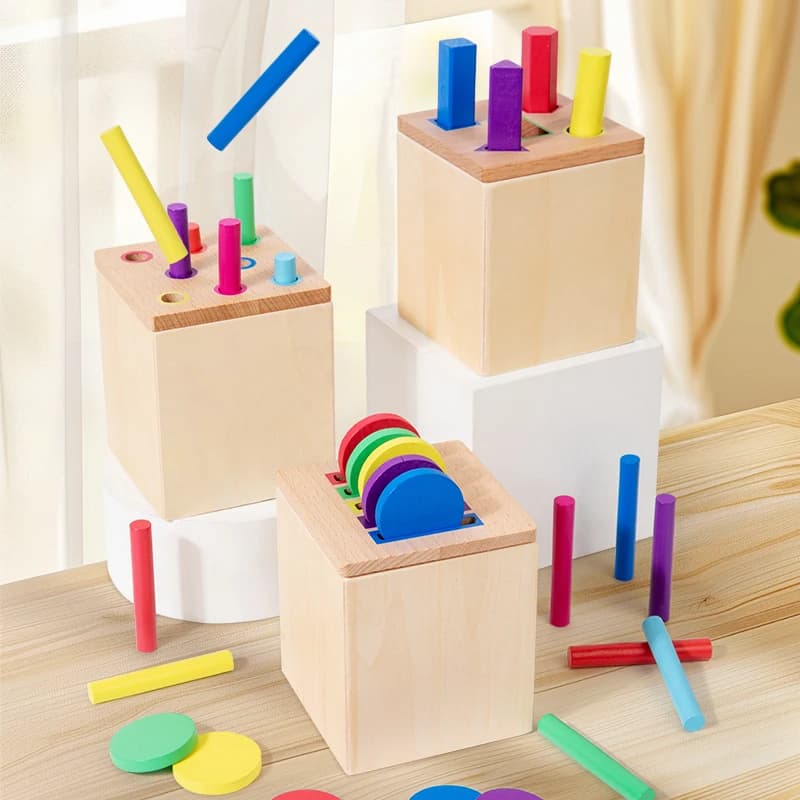 Scatola in legno per abbinare le forme: inserisci i blocchi delle forme corrispondenti. I bambini giocano per padroneggiare il riconoscimento delle forme: super intelligenti!