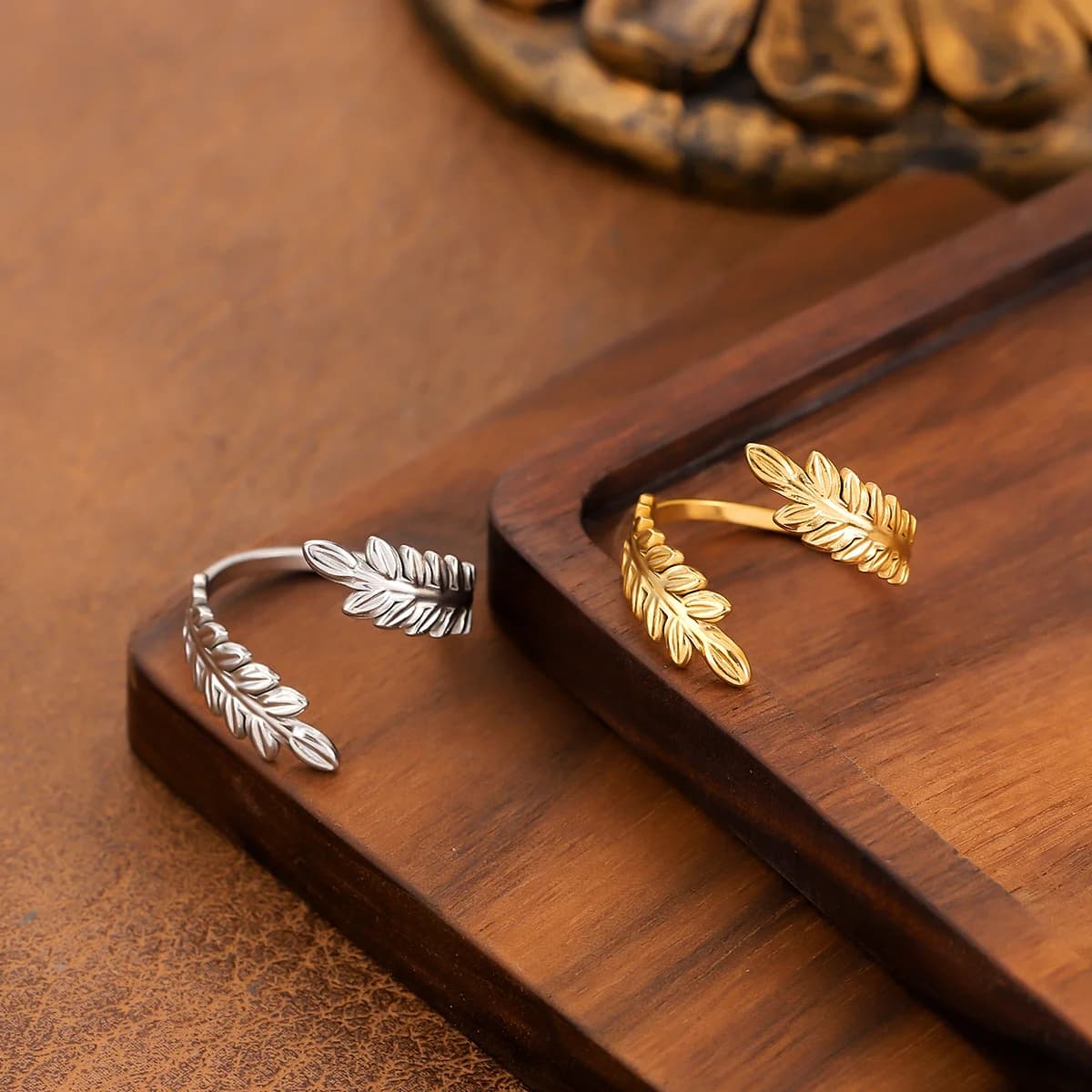 Anello in acciaio inossidabile placcato oro con foglie di lusso leggere, metallo pesante impermeabile e che non sbiadisce, con anello per dito regolabile