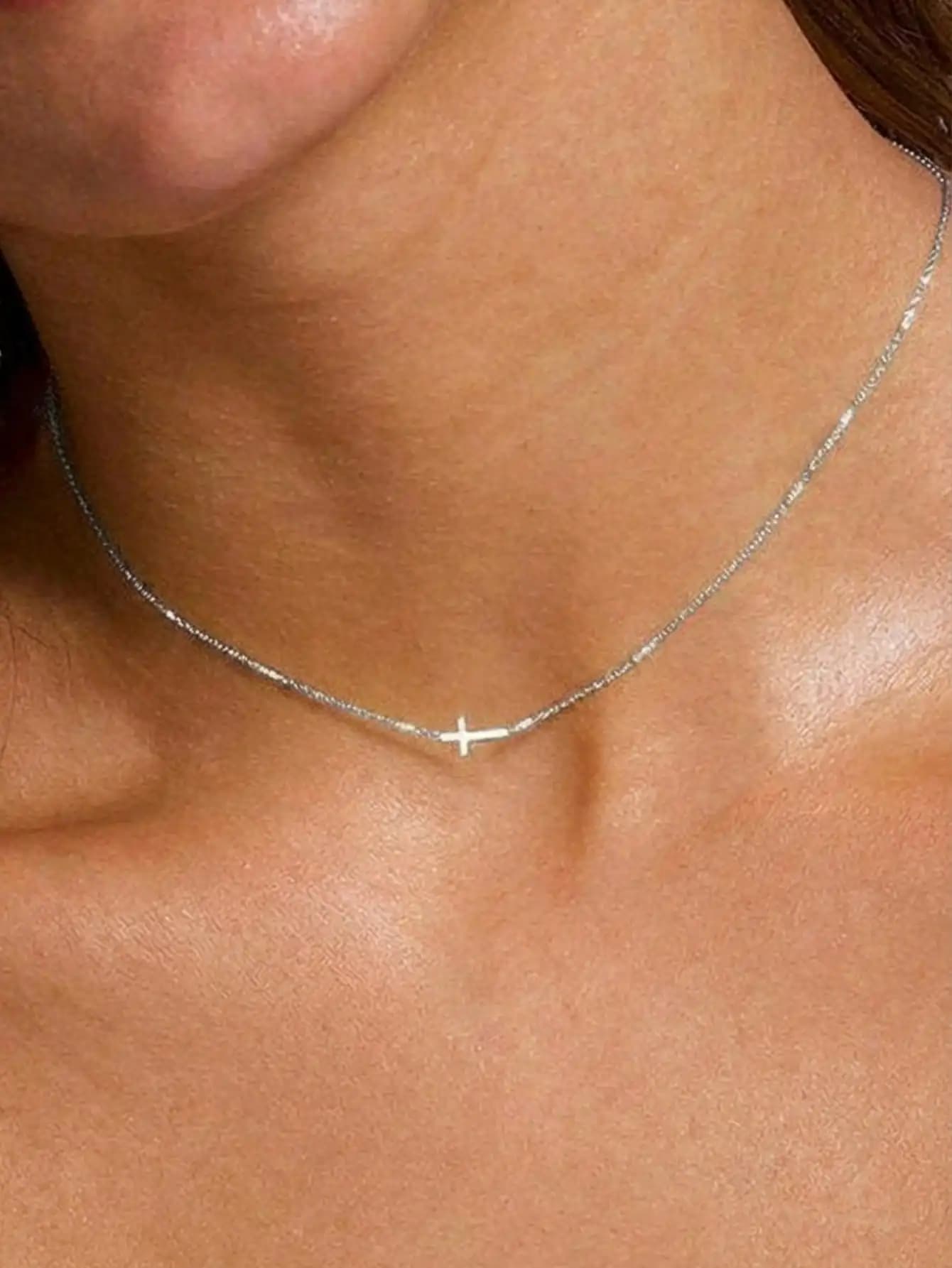 Collana elegante in oro con ciondolo a croce, ideale per l'uso quotidiano da donna, in offerta speciale.