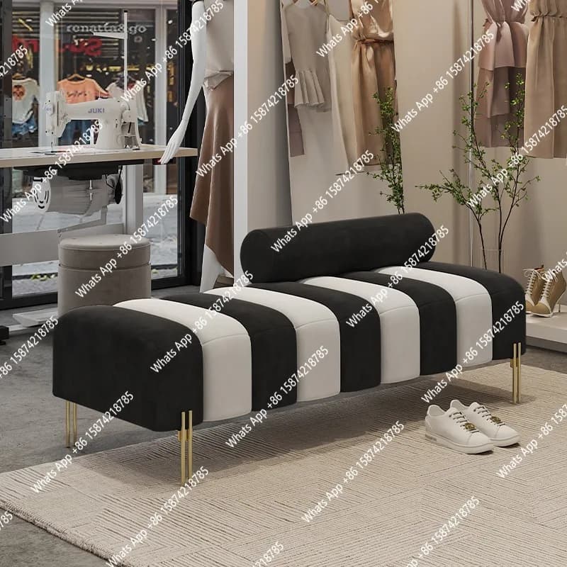 Chaise longue imbottita color crema con gambe in metallo e schienale arrotolato, seduta moderna e confortevole per spogliatoi e boutique