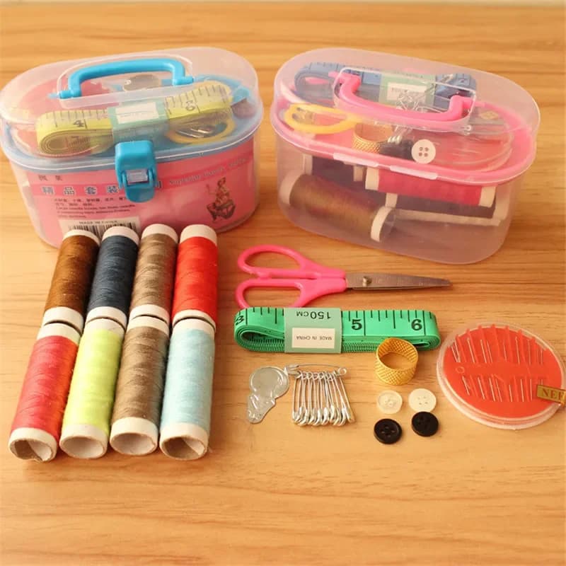 Semplice scatola da cucito per uso domestico Set di forbici per aghi e filo Kit da cucito Scatola di immagazzinaggio portatile multifunzionale