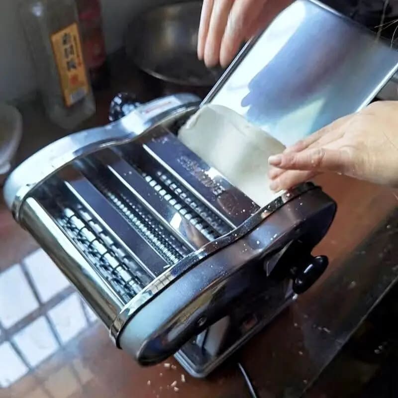 Macchina per noodle elettrica in acciaio inossidabile Pressa per noodle Uso domestico Uso commerciale Piccola impastatrice automatica per pasta rotolante