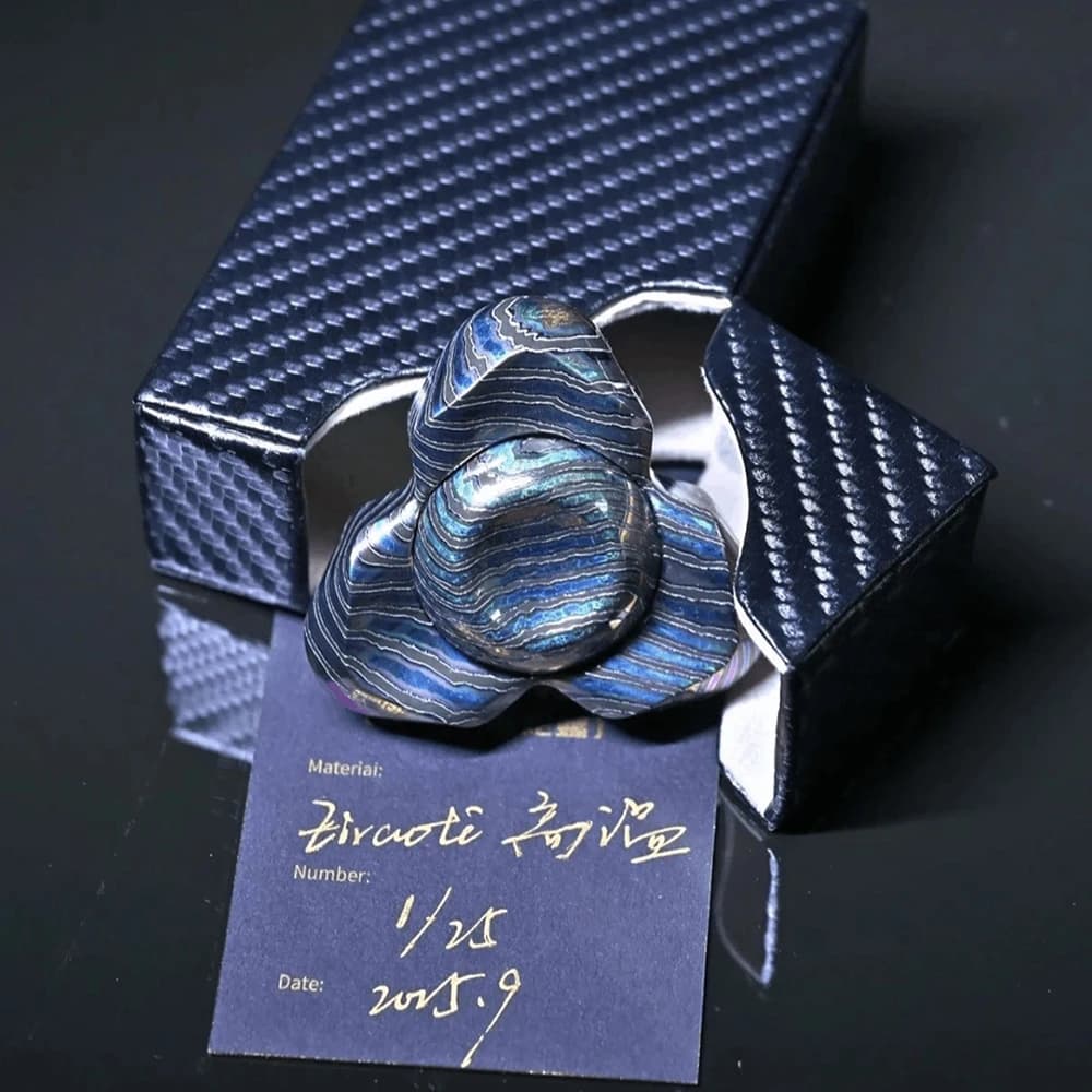 TIERI EDC Zircuti Fidget Spinner a Forma di Piuma di Pavone, Giocattoli Antistress per Adulti, Accessori da Scrivania, Fidget Spinner a Tre Pale