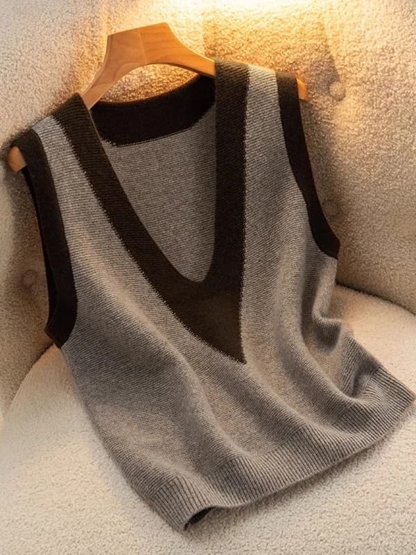 Women's V-Neck Knitted Vest 2026 Spring Autumn Fashionable Base Layer Sheepskin Jacket Commute Style Warm Wool 100% Loose Fit