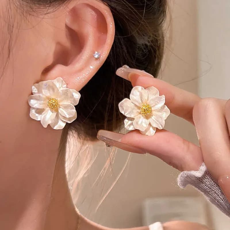 Orecchini a perno con fiore di camelia in argento 925, stile coreano, per donna, gioielli di tendenza 2026, orecchini a perno con fiori bianchi da donna