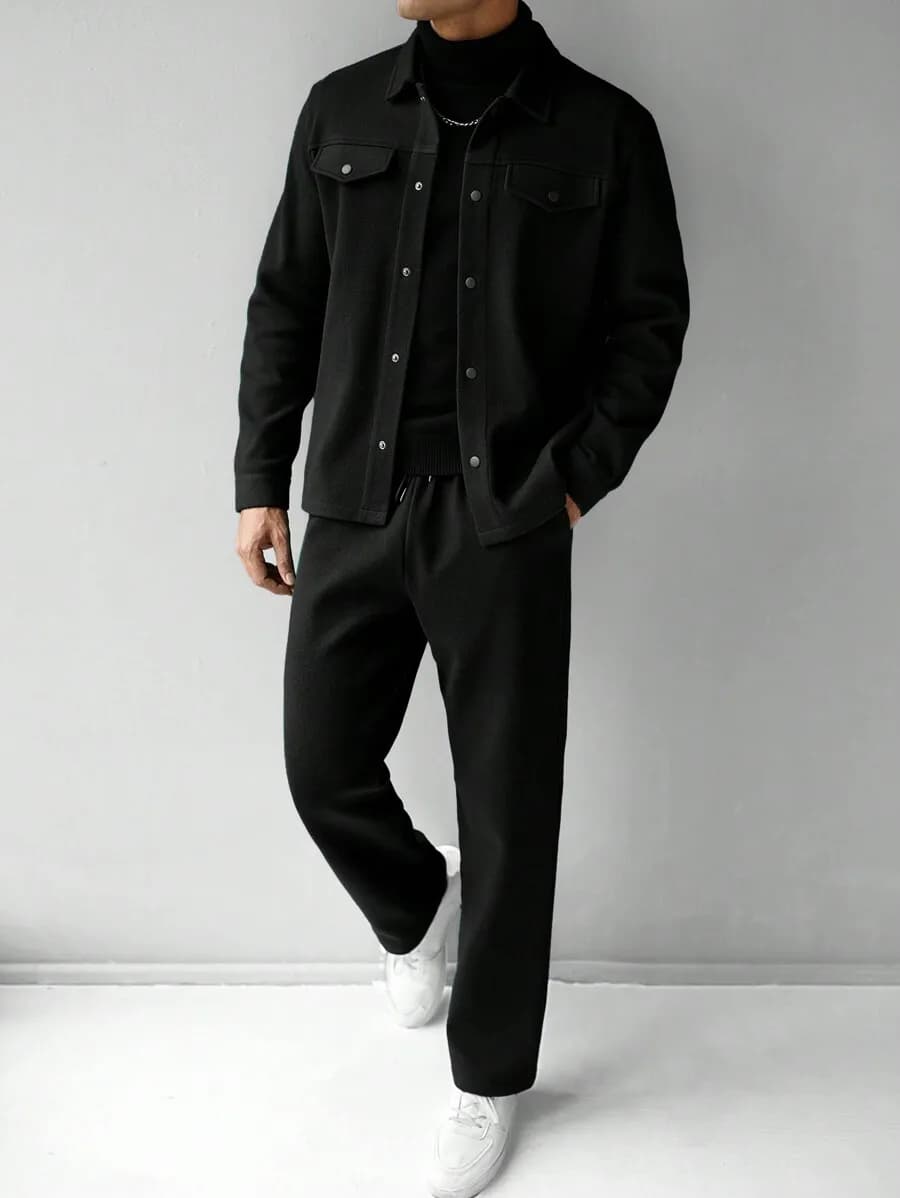 Completo casual da uomo nero a maniche lunghe con giacca monopetto e pantaloni, outfit autunnale
