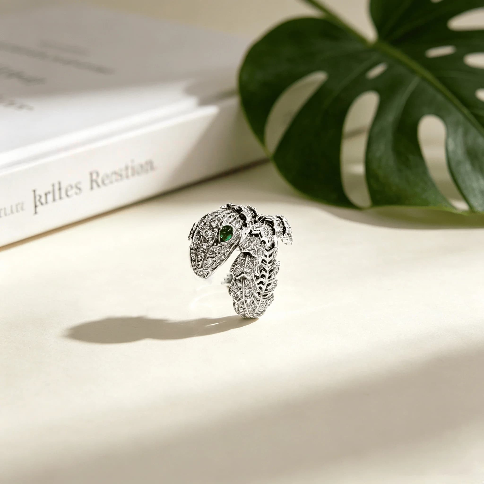 Anello di Lusso Leggero 2026 Nuovo Design con Testa di Serpente, Occhio Verde e Diamanti Incastonati, Versatile e di Alta Gamma per il Pendolare 07