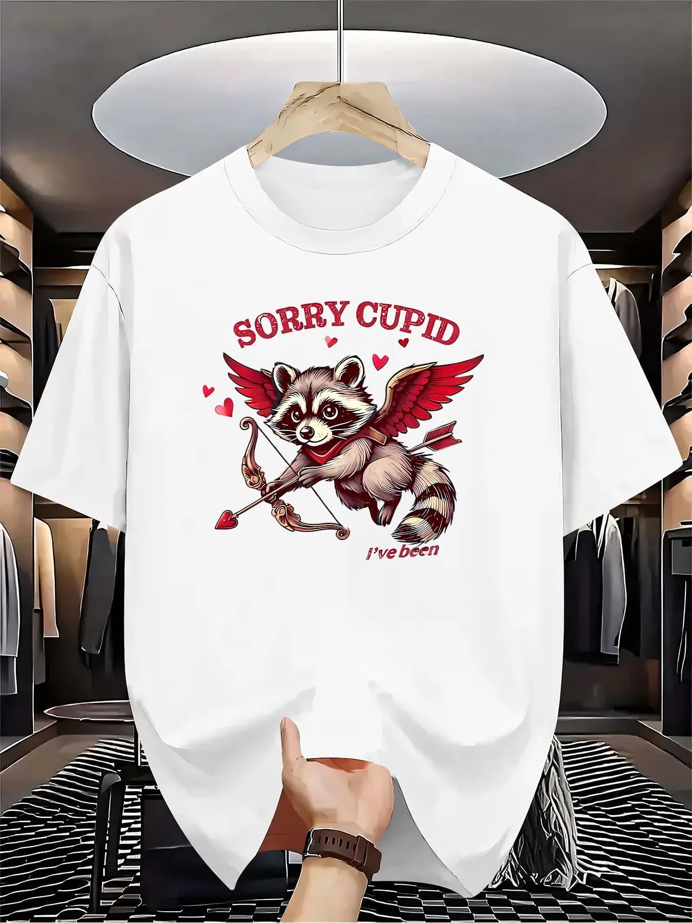 T-shirt divertente da uomo per San Valentino, grazioso top con motivo procione Cupido con cuore e freccia, bianco con decorazioni rosse