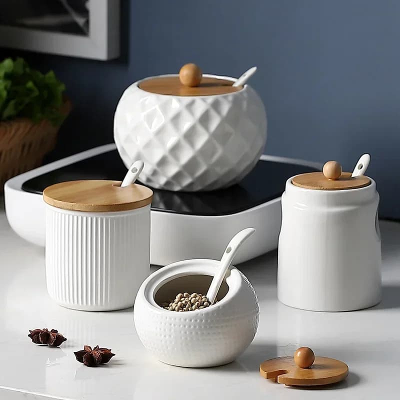 Barattoli per condimenti in ceramica con coperchio in legno Saliere Forniture da cucina Organizzatore di spezie bianco Set di cucchiai per contenitori Scatola di zucchero bianca