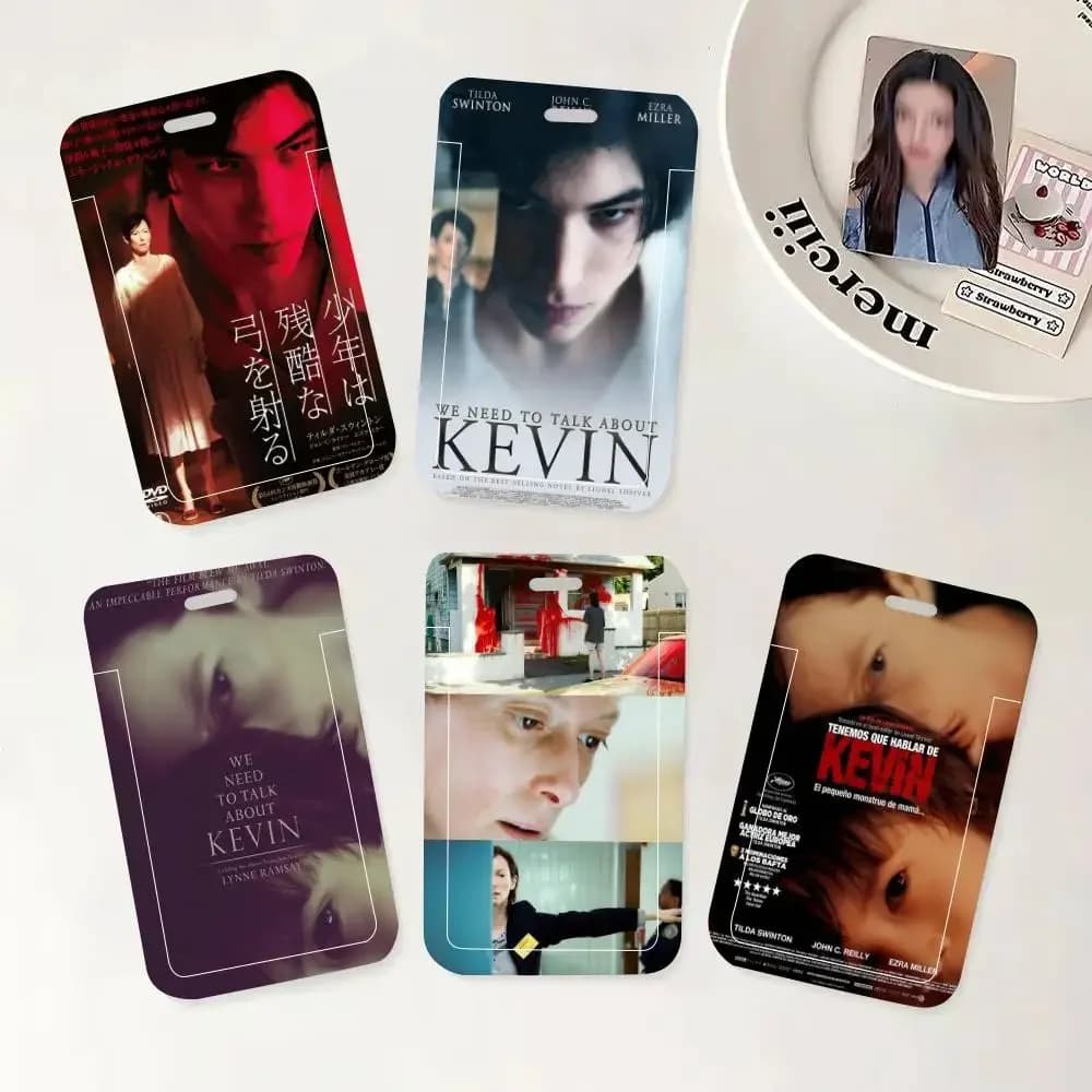 Porta badge con cordino da collo e portachiavi per tessere identificative e credenziali da lavoro, con il tema del film 'We Need To Talk About Kevin'