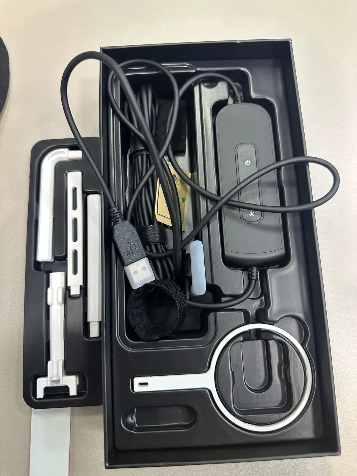 Cavo di ricarica dati, cavo di collegamento computer USB, con supporto in plastica. Scatola di plastica nera