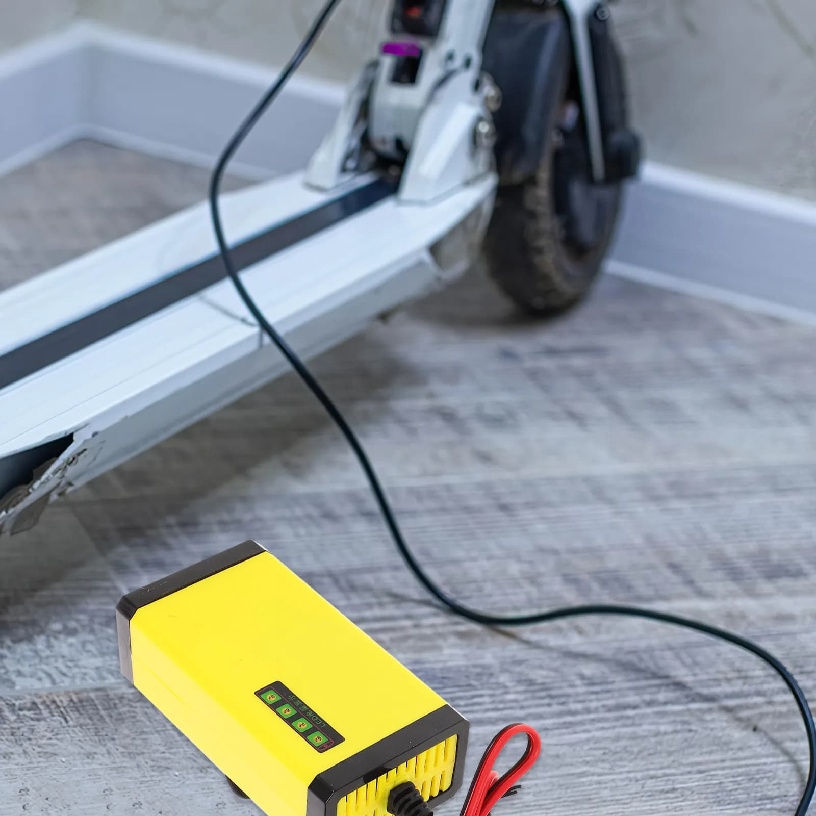 Caricabatterie per Moto 12V 2A, Caricatore Intelligente Portatile per Batterie di Moto, Auto e Tosaerba con Display di Potenza, Spina USA