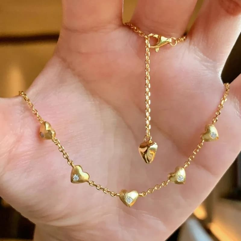 Collana a forma di cinque cuori con diamanti intarsiati di fascia alta di lusso leggero, regali di gioielli per banchetti con catena di collare semplice e alla moda