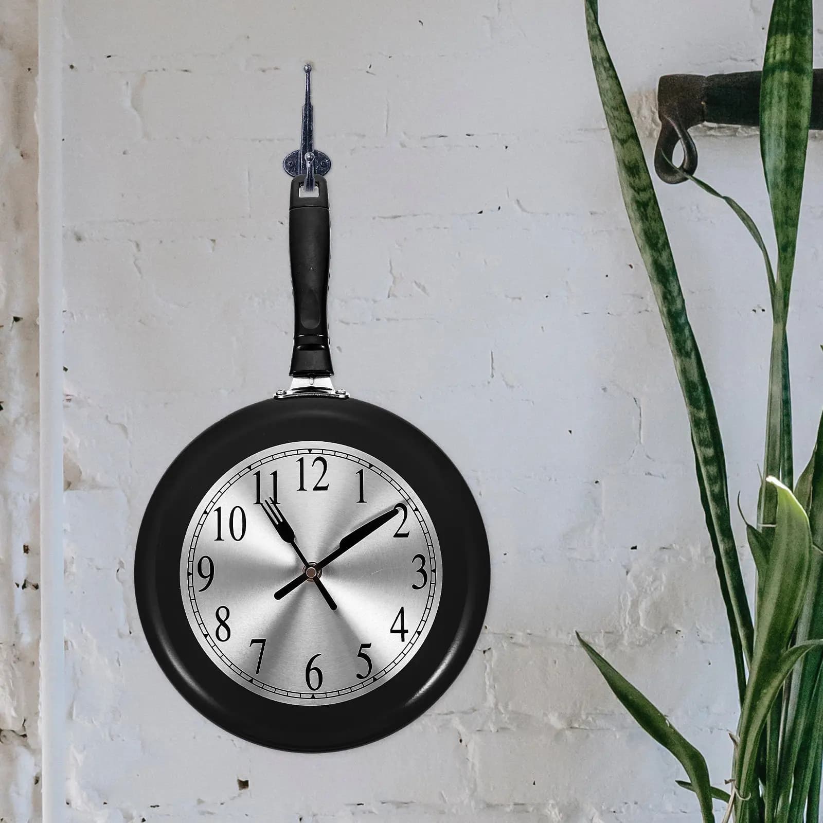 1Set Frying Pan Wall Clock Decorative Creative Mute Design Silent Sweep Seconds Wall Mounted Clock for Home Living Room Battery