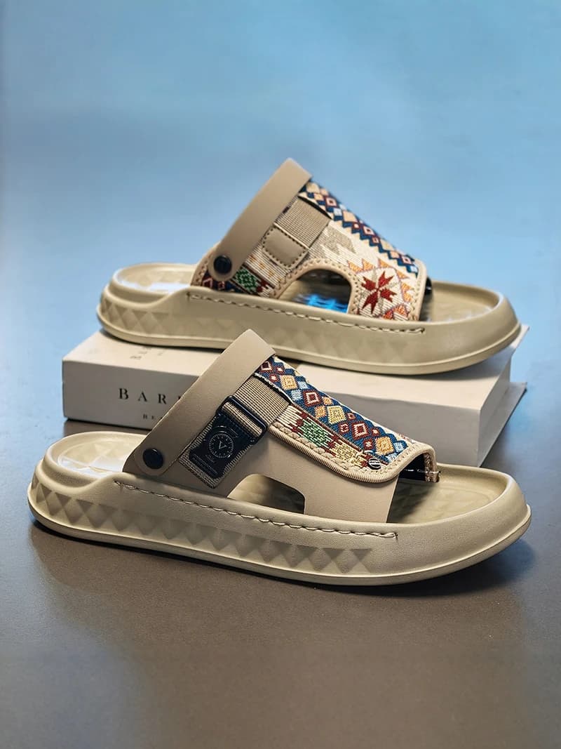 Sandali da Uomo 2026 Nuovi Estivi Sportivi da Esterno Casual per la Guida con Fondo Morbido Antiscivolo Ciabatte da Spiaggia Comode Traspiranti Slip-On