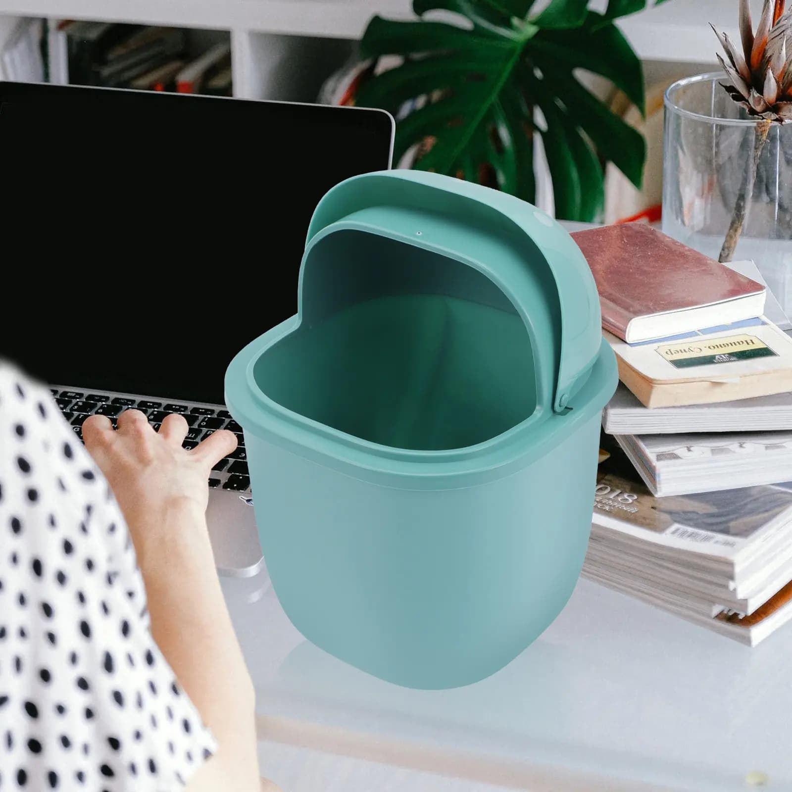 Mini Cestino con Coperchio Ribaltabile in Plastica PP, Contenitore per Rifiuti Domestici, Piccolo Bidone per Camera da Letto, Cucina, Ufficio, Scrivania