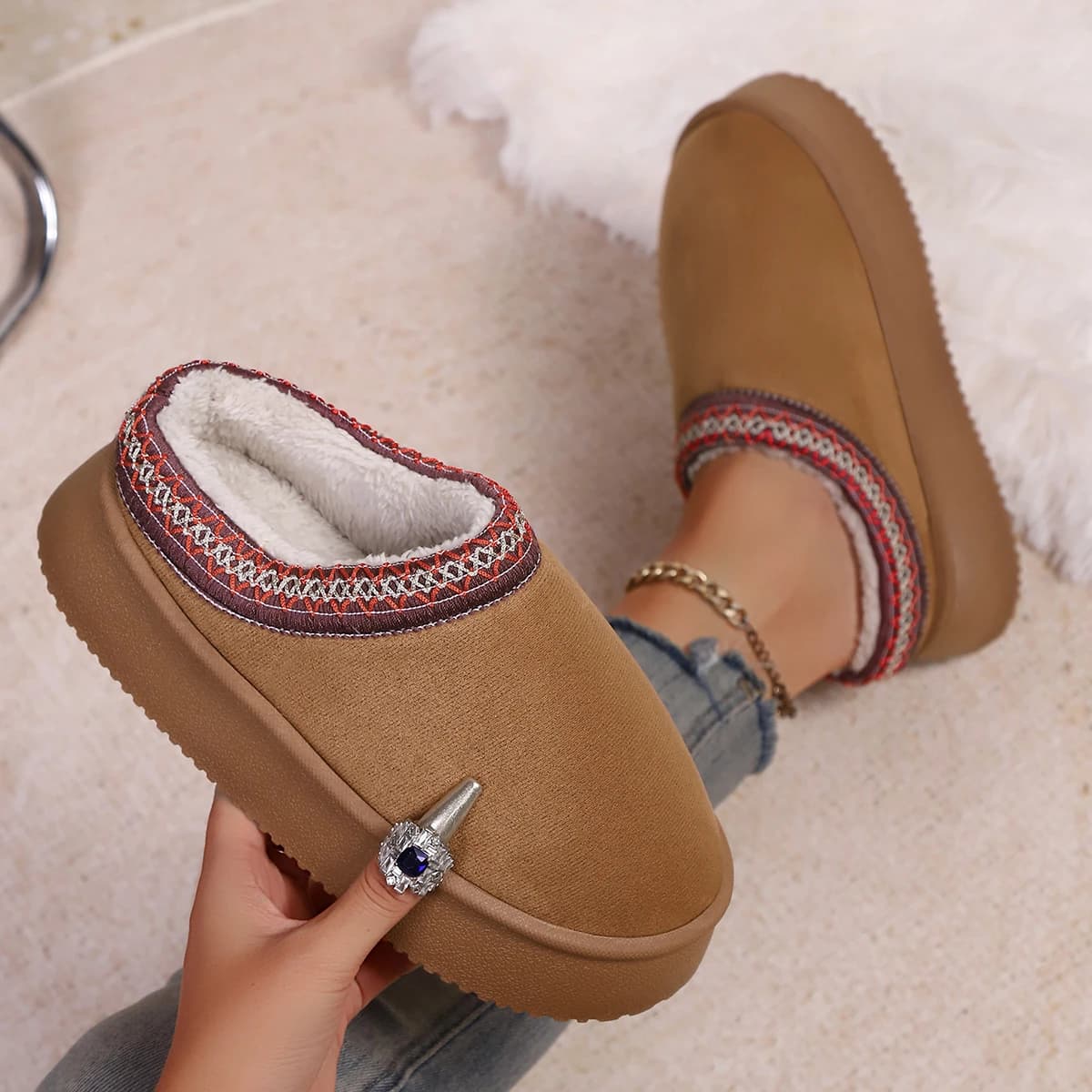 Pantofole in pelliccia da donna 2025 Nuova tendenza Comode scarpe da donna in cotone Designer Stivali da neve invernali Scarpe eleganti con suola spessa Presentazioni aziende produttrici giochi